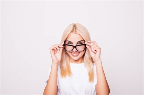 Femme Blonde Portant Des Lunettes Isolées Photo Gratuite
