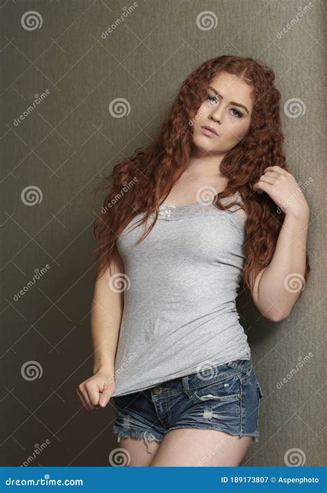 Chicas Pelirrojas Hot Sexis Con Leggins Grises