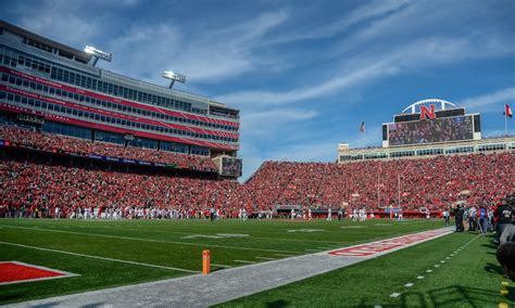 Ncaa Volleyball Nebraska Eying Attendance Record With Outdoor Match