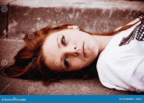 Belle Jeune Fille Triste Se Trouvant Sur L Asphalte Photo Stock Image