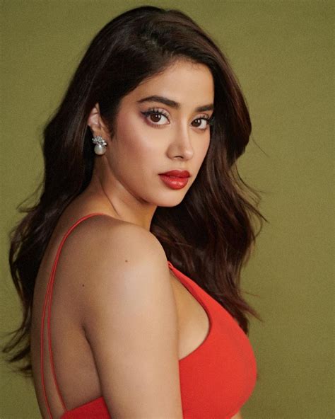 Janhvi Kapoor Hot Photos చపలత గచచ గచచ చపతనన జనవ రడ డరసల కవవసతద