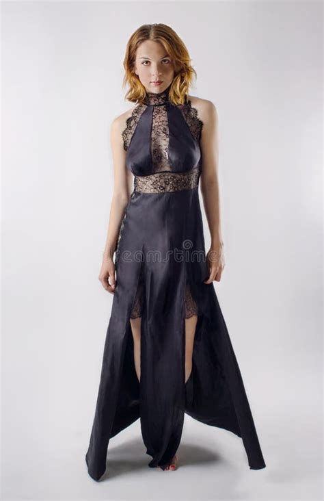 Une Jeune Et Sexy Fille Rousse Dans La Lingerie érotique Image stock Image du soie fuselage