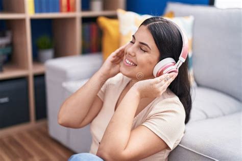 Joven Hermosa Chica Con Bikini Sonriendo En El Amor Que Muestra El S Mbolo Del Coraz N Y La