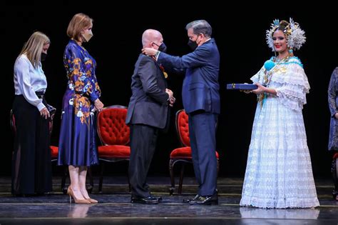 El Poeta Manuel Orestes Nieto Recibe La Condecoraci N Rogelio Sin N Por