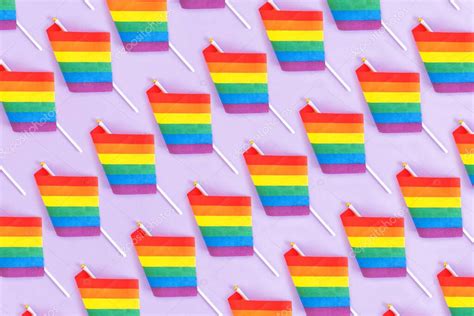 Una toma aérea de una bandera de arco iris gay concepto de comunidad LGBT 2023
