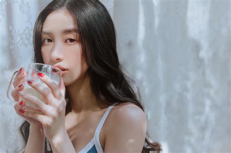 Tung ảnh chụp thân hình nuột nà kèm vẻ đẹp tinh khôi hot girl Việt khiến dân mạng ngất ngây