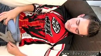 Hombre desnudo tirándose video porno gay y película de twink masculino nativo americano