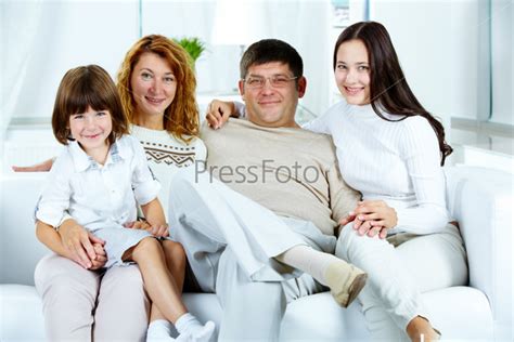 Фотография на тему Семья на диване | PressFoto