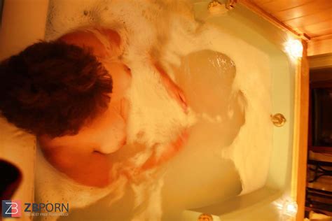 Bathtub Time Posing BLOWAGE Assfuck ZB Porn