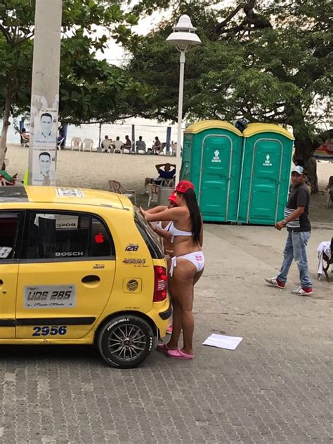 Polémica en Colombia por mujeres en bikini que hicieron campaña por un candidato a la