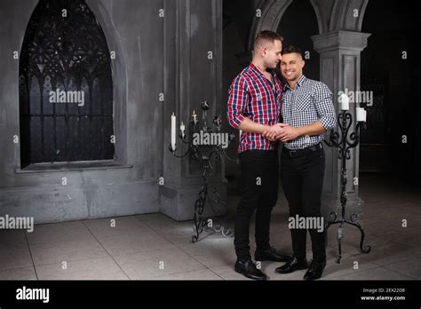Jeune homme gay font l amour Banque de photographies et dimages à haute résolution Alamy