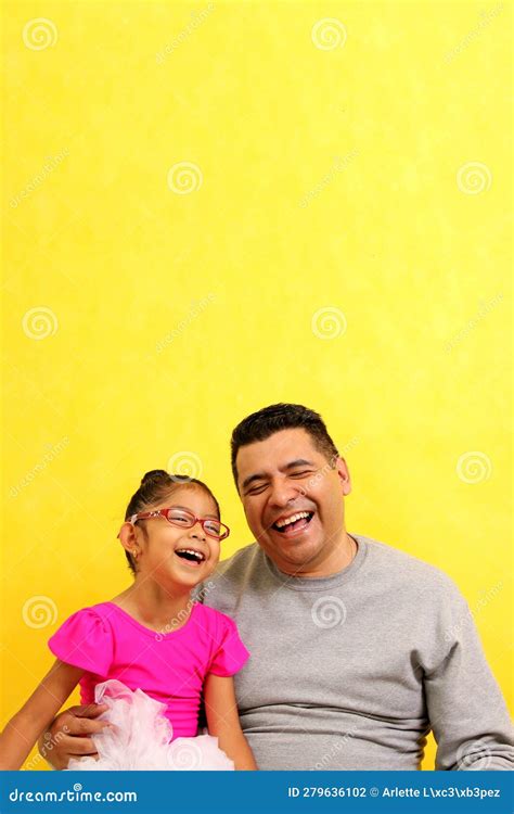 O Pai Solteiro Divorciado E Marrom Carrega A Sua Filha Latina Vestida De Bailarina Que Eles