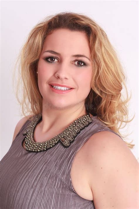 Portrait D Une Jeune Femme Avec Le Haut De Bikini Image Stock Image Du Voluptueux Verticale