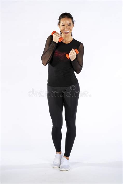 Sch Ne Brunette Studio Umwelt Eignungs Modell Working Out Ins A Stockfoto Bild Von Gl Cklich