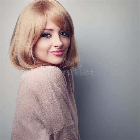 Schöne Natürliche Lächelnde Blonde Frau in Der Bluse Ruhig Schaut Zu Stockbild Bild von