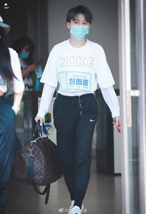 Dàn học trò hot nhất của Lisa lộ diện hôm nay Ngu Thư Hân đúng chất quý phi choáng nhất mỹ