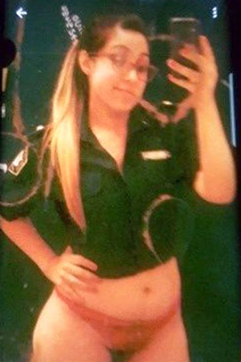 Desafectaron a una oficial de la Policía Bonaerense por sacarse una foto hot con el uniforme