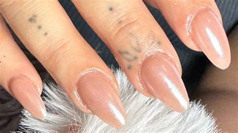 Nude Chrome Nails Are The Simple Elegant Manicure Trend We Re Loving