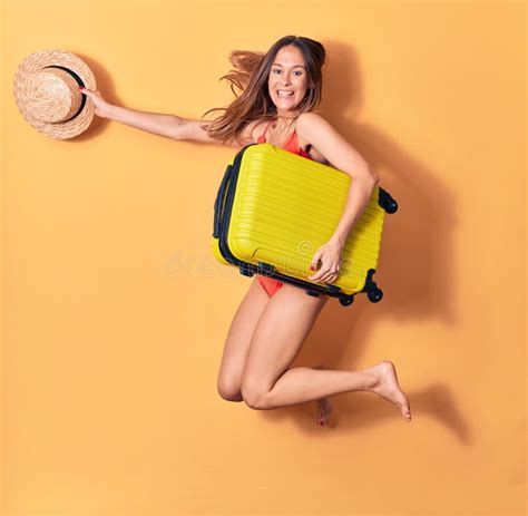 Joven Hermosa Mujer De Vacaciones Vistiendo Bikini Sonriendo Feliz Foto De Archivo Imagen De