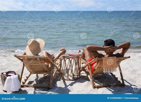 Pareja Descansando En Tumbonas De Madera En Una Playa Tropical Foto De