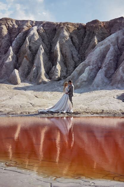 Casal Apaixonado Na Paisagem Fabulosa Casamento Na Natureza Foto Premium