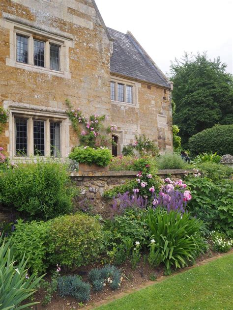 21 English Manor Garden Ideas To Consider | SharonSable