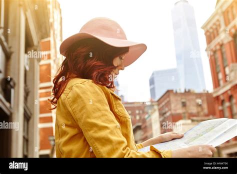 Turista mirando el mapa de la calle fotografías e imágenes de alta