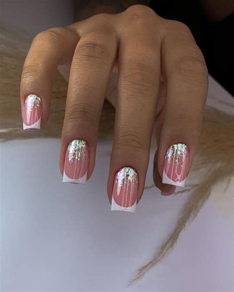 Unhas Decoradas Com Detalhes Em Dourado Para Uma Aparência Delicada E