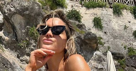 Pussycat Dolls Ashley Roberts Risks Wardrobe Blunder In Tiny Bikini As Fans Cant Cope Daily