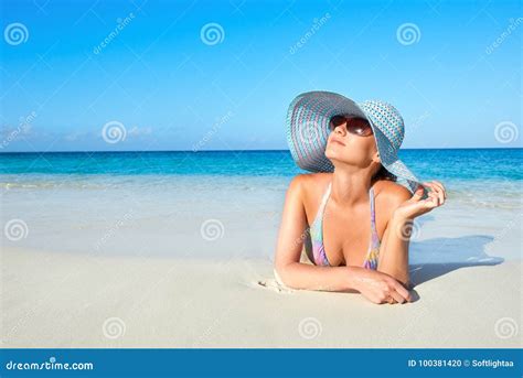 Mujer En Bikini Y Sombrero Del Verano Que Goza En La Playa Tropical Foto De Archivo Imagen De