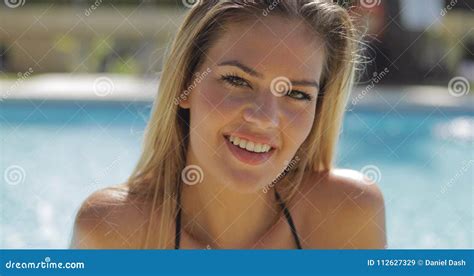 Portrait De Blonde Sensuelle Au Soleil Clips Vidéos Vidéo du froid lifestyle