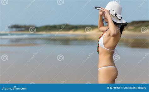 Bikini Blanc De Port De Ficelle De Femme Photo stock Image du dame rêve 40745206