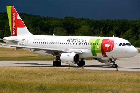 Portugal Le Pneu De L Avion Clate L Atterrissage