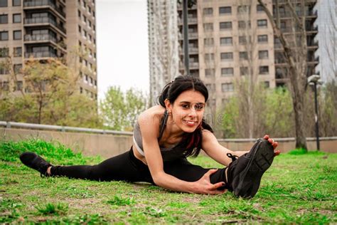 Bella Joven Latina Haciendo Ejercicios De Estiramiento Muscular Y Posicionarse En Una Sesión De