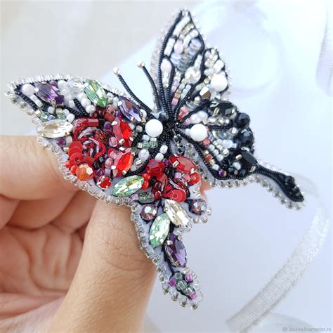 Красная белая брошь из бисера, кристаллов и пайеток бабочка с розами в ...