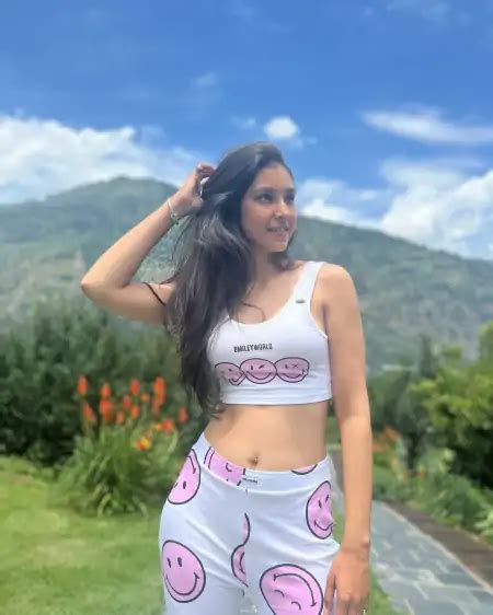 Navneet Kaur Dhillon Top Hot Pics And Photo