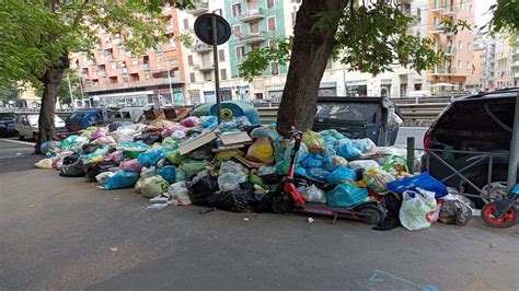 Bidoni dei rifiuti interrati un altro flop Roma sempre più sommersa