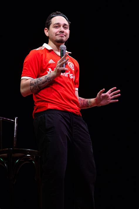 Gio Lisboa é atração em Cuiabá com show de comédia “Fora da Casinha