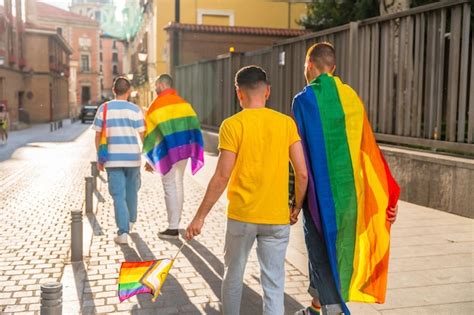 Festa do orgulho gay na cidade homens andando de costas para a manifestação o conceito lgbt