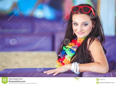 Belle Femme De Brune Dans Le Bikini Prenant Un Bain De Soleil Sur Le Divan Image Stock Image