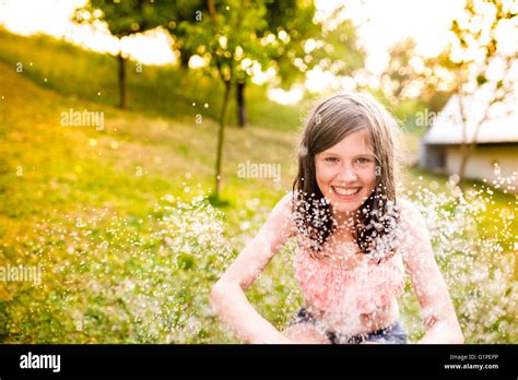 M Dchen Im Bikini Sitzen An Den Sprinkler Sommergarten Stockfotografie Alamy