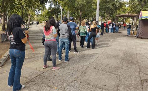 Mochitenses Hacen Larga Fila Para Recibir Los Lentes Para El Eclipse