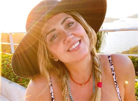 Andrea Legarreta Presume Su Piel Bronceada En Bikini