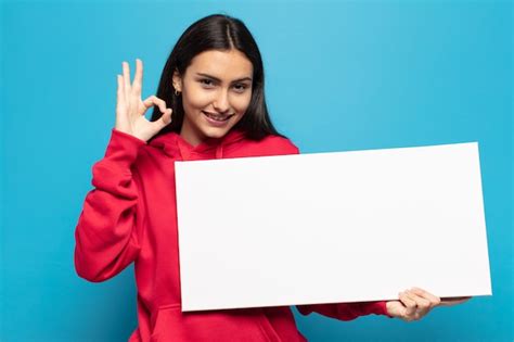 Mujer Latina Joven Que Se Siente Feliz Relajada Y Satisfecha Mostrando Aprobaci N Con Gesto
