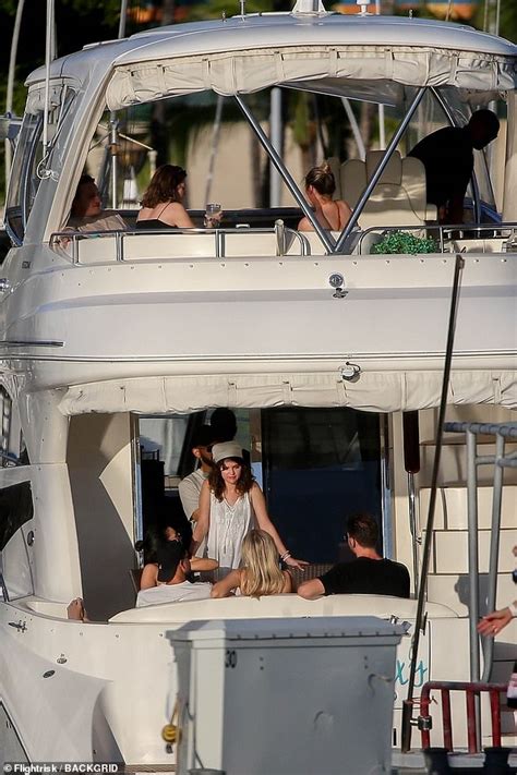 Selena Gomez Wears Green Bikini Aboard Luxury Yacht In Hawaii Daily Mail Online