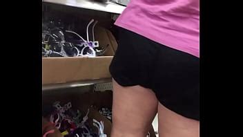 Señora en la tienda se da cuenta que la grabo y se deja gravar el culo XVIDEOS