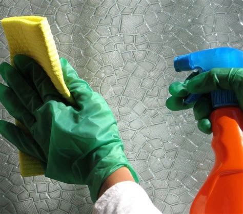 Как убрать клей со стекла: способы удаления рахных видов клея, советы