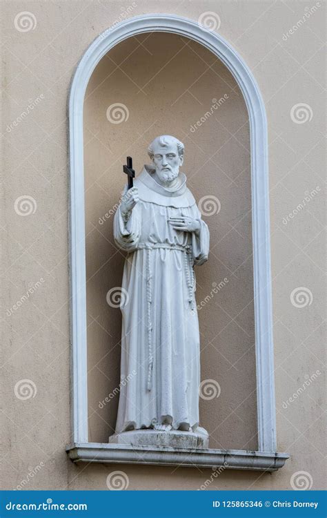 Escultura Religiosa En La Iglesia Franciscana Del Monasterio En