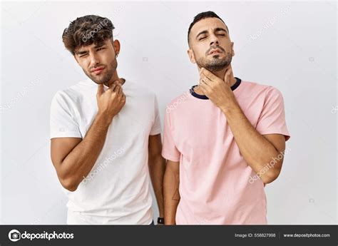 Joven Pareja Gay Parada Sobre Aislado Fondo Tocando Doloroso Cuello