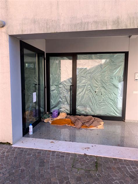 Thiene. I lettori denunciano: "Senzatetto trovano rifugio dal freddo in